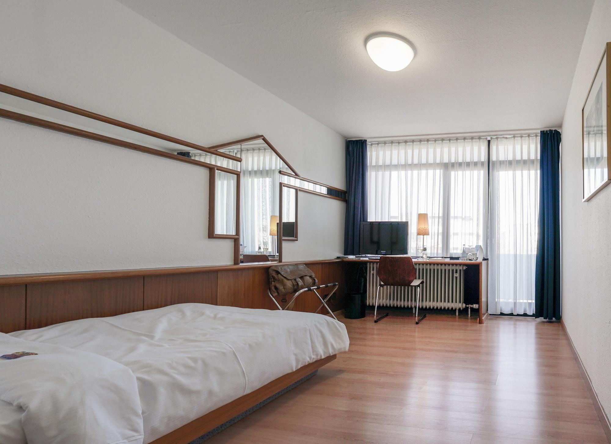 Hotel Berlin Зинделфинген Екстериор снимка