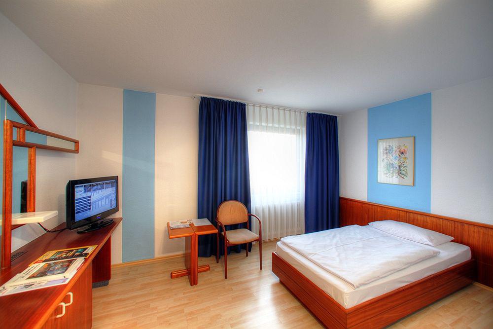 Hotel Berlin Зинделфинген Екстериор снимка